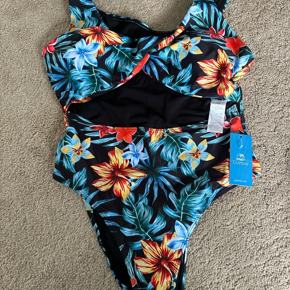 Cupshe Women's One Piece Swimsuit - Black with Tropical Floral